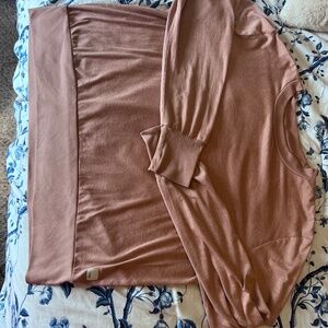 Salmon colored vuori top